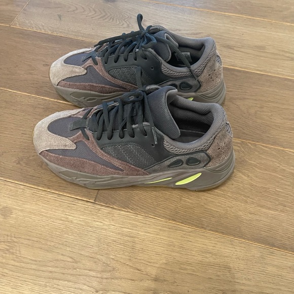 Authentic Yeezy 700 color Muave
Size US 9
Worn couple of times - Picture 1 of 5